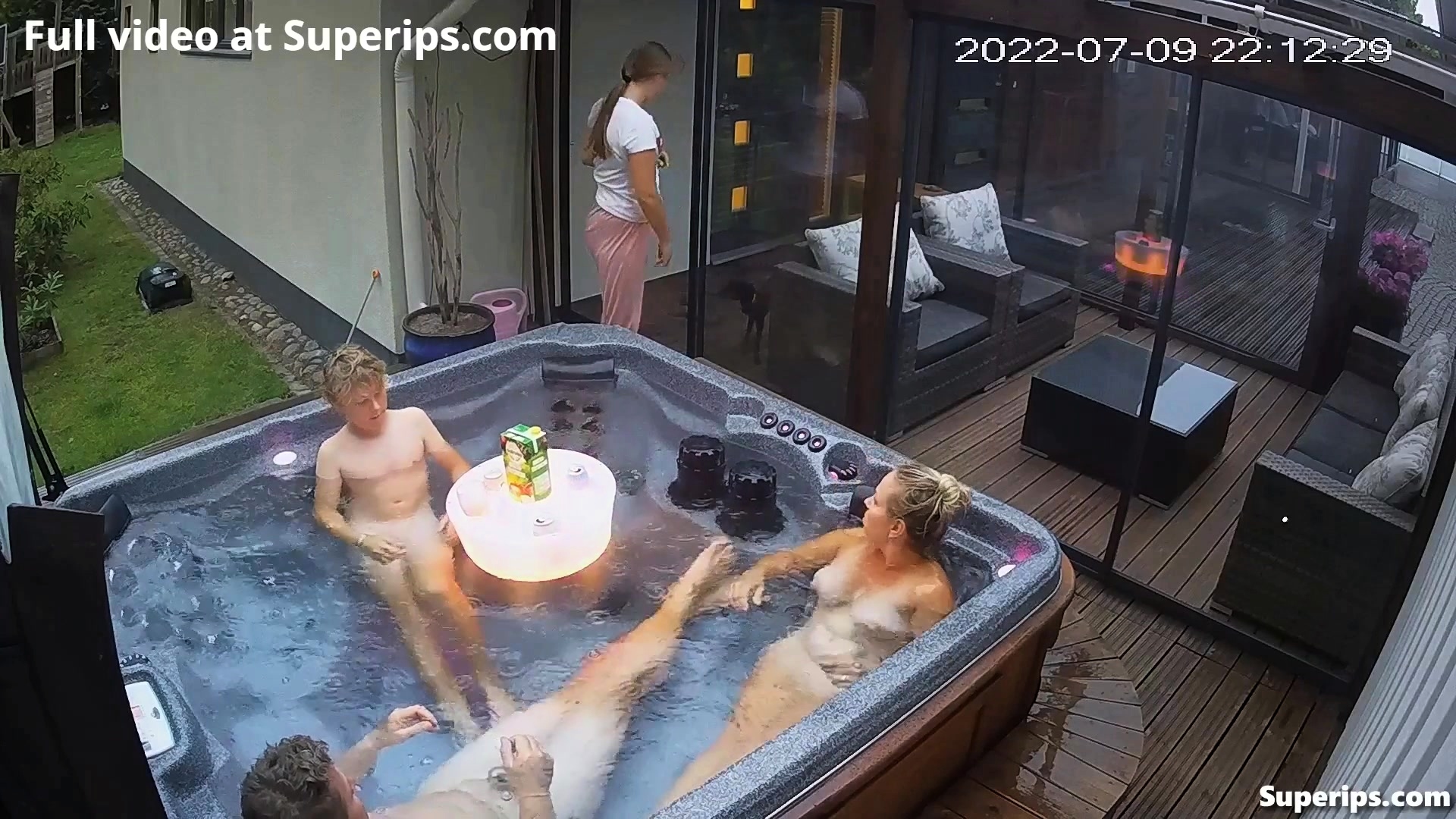 Vídeo Porno Móvel HD Alta Definição Grátis - Ipcam - German Nudist Family Enjoys The Jacuzzi - - HD21.com 