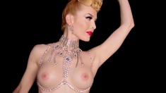 Shining burlesque babe reveals her boobs